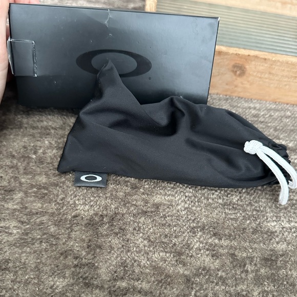Oakley Sunglasses - NEW - Picture 7 of 10